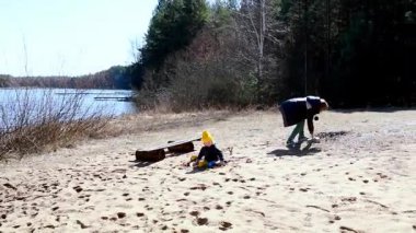 Huzurlu bir gölde güzel bir bahar günü başlıyor. Bir çocuk kumsalda yaşarken, bir yetişkin deniz kenarında geziniyor, sakin bir çevre ve doğal güzelliğin tadını çıkarıyor..