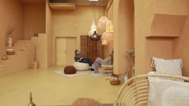 Rahat bir toplantı doğal dekorlu sıcak bir yerde gerçekleşir. İki arkadaş, davetkar atmosferin tadını çıkarırken fasulye çuvalları üzerinde rahatça sohbet ediyorlar..