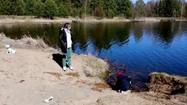 Güneşli bir günde iki arkadaş sakin bir gölün kenarında dinlenir. Bir arkadaş, diğerinin kumda saklı hazineler aramak için kıyıya yakın kazışını izler..