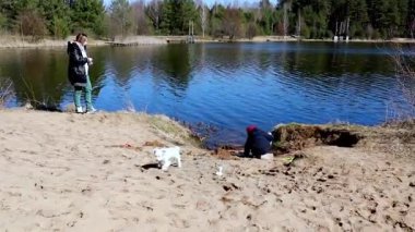 İki çocuk yemyeşil sularla çevrili huzurlu bir göl kenarında faaliyetlere girişiyor. Bir çocuk deniz kenarında oynarken, diğeri kumlu sahilde güneşli havanın tadını çıkarıyor..