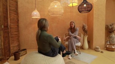 İki birey, sürdürülebilir dekordaki son trendler hakkında düşünceli bir sohbete girişiyor, doğal elementlerin olduğu sıcak, davetkar bir ortamda el yapımı öğeleri vurguluyor..