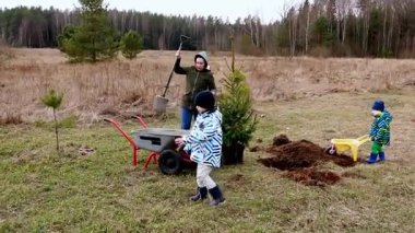 Bir aile serin bir günde bir tarlada birlikte çalışır, ağaç dikerler. Çocuklar, yemyeşil alanlar ve huzurlu manzaralar arasında doğa ve takım çalışması öğretirken küçük aletlere yardım ediyorlar..