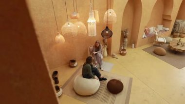 İki arkadaş, doğal dekorlarla dolu şık ve rahat bir mekanda derin bir sohbete girişiyor. Sıcak ışıklandırma ve davetkar mobilyalar rahatlatıcı bir atmosfer yaratıyor..