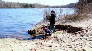 İki çocuk göl kenarında bir öğleden sonranın tadını çıkarıyorlar. Doğayla iç içe kumda ve suda oynuyorlar. Güneş onların üzerine doğar, onlar güler ve etraflarını keşfederler..