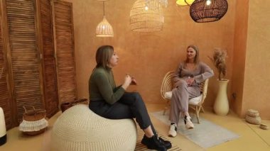 İki kadın sağlık ve yaşam tarzı seçimleriyle ilgili dostça bir tartışmaya girişirler. Çok güzel dizayn edilmiş, hoş dekorlu, sıcak tonlu bir yerde oturuyorlar..