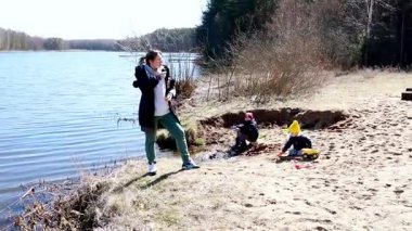 Bir aile güneşli bir günü sakin bir gölde geçirir, çocukların kumlu sahili keşfettiği ve oyuncaklarla oynadığı bir yerde ebeveynler yakınlarda rahatlarken, doğal ortamın tadını çıkarırlar..