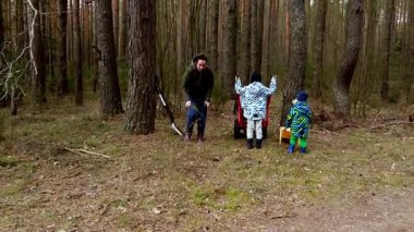 Çocuklar dışarıda eğlenirken bir aile sakin bir ormanı keşfedip mantar arıyor. Renkli yağmurluklar giyip ilkbaharda birlikte doğayı deneyimlerler..