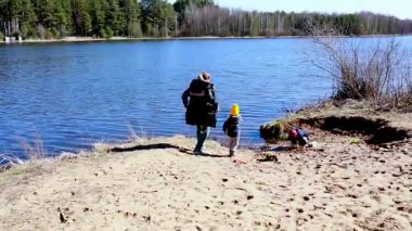 İki genç çocuk sakin bir göl boyunca kumlu sahili keşfeder. Sıcak güneşin tadını çıkarırlar ve oyuncaklarla oynarlar. Baharın başında neşeli bir atmosfer yaratırlar..