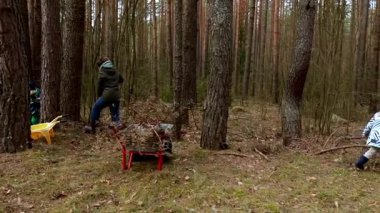 Baharın başlarında sakin bir ormanda, grup üyeleri enkazı temizlemek için birlikte çalışırlar, takım çalışması ve doğa korumasına bağlılıklarını göstermek için, aynı zamanda açık havanın tadını çıkarırlar..