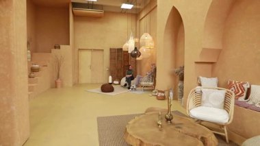 Bu kapalı alan, rahat oturma düzeni ve eşsiz dekorasyon unsurlarıyla çölden esinlenilmiş sıcak bir estetik sergiliyor. Rahatlama ve sosyal toplantılar için mükemmel..