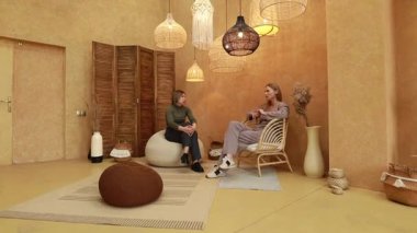 İki kadın, doğal dokular ve yumuşak ışıklandırmayla süslenmiş sıcak ve davetkar bir alanda anlayışlı bir tartışmaya girişirler. Atmosfer rahat ve samimi..