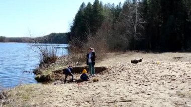 Güneşli bir günde, bir aile nehir kenarında kaliteli zaman geçirir. Çocuklar oyun oynar ve doğal çevreyi keşfederken bir yetişkin nezaret eder..
