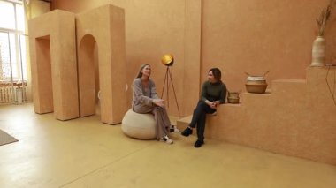 İki kadın, eşsiz bir kapalı mekan ortamında dünyevi tonlar ve minimalist tasarım unsurlarının yer aldığı animasyon bir sohbete girişiyor. Atmosfer davetkar ve rahat..