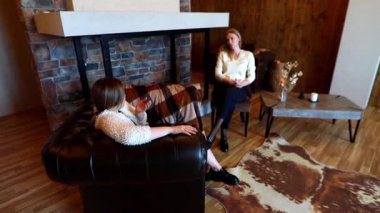 İki arkadaş sıcak ve davetkar bir oturma odasında otururken samimi bir tartışmaya girişirler. Şık dekorlar ve rahat atmosfer konuşmaları için mükemmel bir zemin hazırladı..