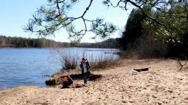 Bir aile göl kenarında parlak, güneşli bir gün geçirir, kumsalda eğlenceli aktivitelerle meşgul olurlar. Ebeveynler yakınlarda dinlenirken çocuklar gülüyor ve keşfediyor..