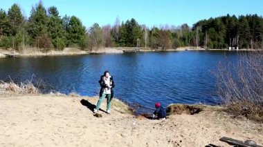 İki arkadaş güneşli bir günü sakin bir göl kenarında geçirir, biri fotoğraf çekerken diğeri kıyıda keşfe çıkar. Bereketli yeşil ağaçlar huzurlu bir atmosfer yaratıyor..