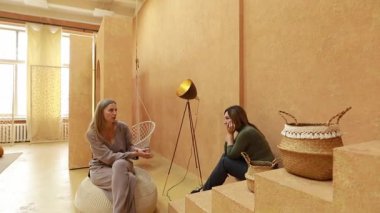 İki kadın, eşsiz, sıcak tonlu bir stüdyo içinde yaratıcılık ve tasarım hakkında derin bir sohbete girişiyor. Atmosfer işbirliği ve ilham veriyor..