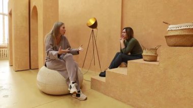 İki kadın fikirlerini ve sezgilerini doğal ışık, rahat koltuklar ve şık dekorlarla dolu sıcak, çağdaş bir mekanda paylaşıyor. Tartışmaları yaratıcılık ve işbirliği üzerine kurulu..