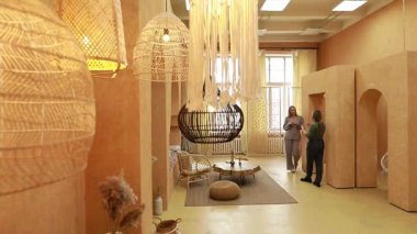 İki kadın rahat dekorasyon, doğal malzemeler ve yumuşak ışıklandırma içeren şık bir iç mekan keşfeder. Bu davetkar alan rahatlık ve zarafeti harmanlayarak rahatlatıcı bir atmosfer yaratır..