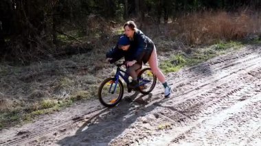 Genç bir binici zorlu bir toprak yolda, doğal bir ortamda direnç ve kararlılık göstererek gezinmeye çalışır. Mücadele bir macera ve büyüme ruhunu yansıtıyor..