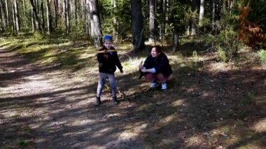 İki çocuk yemyeşil bir ormanda güneşli bir günün tadını çıkarıyor. Çubukları toplayıp çevrelerini keşfediyorlar. Doğayla bağlantı kurarken neşe ve kahkahayı paylaşıyorlar..