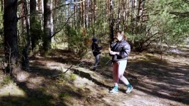 Bir çift çocuk ormanda güneşli bir günün tadını çıkarıyorlar, çevrelerini keşfediyorlar ve doğayla iletişim kuruyorlar. Bereketli yeşillik oyun ve macera için davetkar bir ortam yaratır..