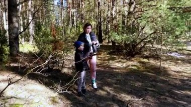 Bir kadın ve genç bir çocuk huzurlu bir orman ortamını keşfediyorlar. Doğayı gözlemliyorlar, örnekler topluyorlar ve güneşli bir günde açık havanın güzelliğinin tadını çıkarıyorlar..