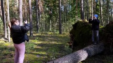 İki çocuk yemyeşil bir ormanı keşfediyor, çevrelerini gözlemliyorlar. Bir çocuk devrilmiş bir ağaçta dururken, diğeri etraflarındaki doğanın güzelliğini yakalıyor..