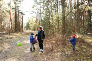 Bir aile güneşli bir bahar gününde orman patikalarını keşfeder. Çocuklar, yetişkinler yardım ederken doğadan eşyalar toplamakla meşguller. Bereketli yeşil çevre, açık hava macerasını arttırıyor..