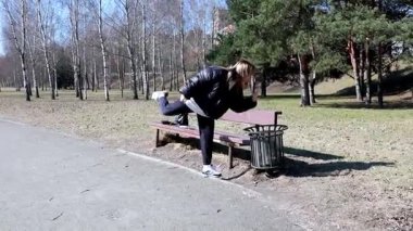 Spor kıyafetleri giymiş bir kişi parkta çöp topluyor. - Ne? Kurulumda, temiz bir çevreyi korumanın önemini vurgulayan çıplak ağaçlar ve bir bank yer alıyor..