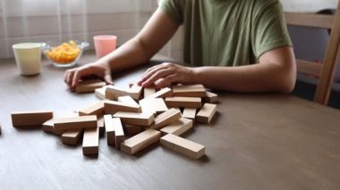 Bir anne ve oğlu gün içinde evlerinde klasik Jenga oyunu oynuyorlar. Onlar kuleden blokları çekerken sırayla gülerken ve eğlenirken görülüyorlar. Bu video basit bir görüntü sergiliyor