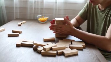Bir anne ve oğlu evde Jenga oyunu oynuyorlar. Anne kulenin birkaç blok ötesinden dikkatlice uzaklaşırken, oğlu da bunu heyecanla izliyor. İkisi de harcama kalitesinin keyfini çıkarıyor.