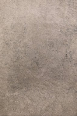 Çeşitli tonları ve desenleri gösteren, sanatsal arka plan veya yaratıcı projeler için mükemmel desenli gri bir yüzeye yakın çekim.