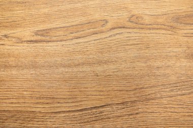 Tahta yüzey, doğal güzelliğini vurgulayan belirgin tahıl desenleri ve dokulara sahiptir. Masalar, dolaplar ya da dekoratif projeler için ideal. El işi ve iç tasarım için mükemmel..