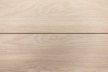 Pürüzsüz, hafif ahşap bir yüzeye yakından bakıldığında çeşitli tasarım projeleri için modern ve minimalist bir estetik idealin vurgulandığı hassas tahıl kalıpları sergilenmektedir..