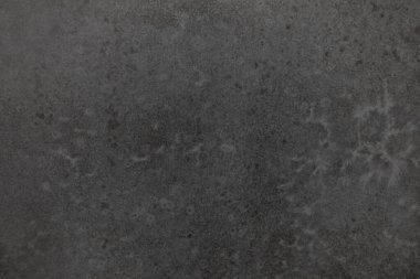 Karanlık bir yüzey, doğal varyasyonları vurgulayarak karmaşık doku ve desenleri sergiler. Derinlik ve detaylar, minimalist tasarımda estetik cazibeyi artırarak yakından incelemeye davet ediyor..