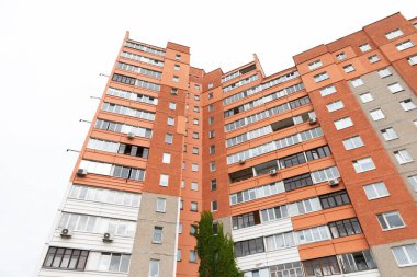 Ufuk çizgisine hakim olan uzun apartmanlar, ailelerin kira, ipotek seçenekleri ve sigorta gereksinimlerini karşıladıkları yerleşim yerlerini yansıtıyor..