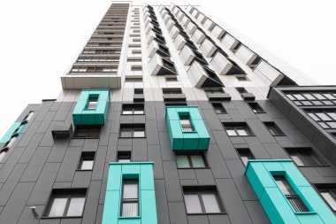 Konut alanında kendine özgü turkuaz balkonları olan lüks apartman binaları bulunuyor. Kiracılar, kira ve ipotek hususlarını dengeleyerek, yaşam düzenlemelerini yönetirler..