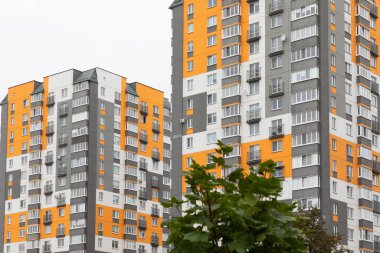 İki gökdelenli apartman, canlı bir yerleşim bölgesinde, emlak sigortası isteyen şehir sakinlerine çeşitli kira ve ipotek olanakları sunuyor..
