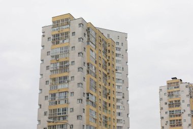 Yüksek katlı apartmanlardan oluşan bir grup modern konut yaşamını sergiliyor. Yapılar, kentsel ortamlarda kira ve ipotek seçeneklerine olan talebi yansıtıyor.