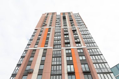 İkametgah mahallelerinde modern, yüksek katlı bir apartman inşa edilir, cazip kira seçenekleri ve kent sakinleri için kullanılabilir konforlar vurgulanır.