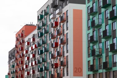 Canlı konut ve ipotek olanakları odaklı bir mahallede çeşitli balkon tasarımları modern yüksek katlı apartmanlar sergileniyor..