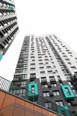 Ufuk çizgisine hakim olan uzun konut binaları, çağdaş tasarım unsurlarını sergiliyor, kentsel yaşam ve ipotek olanaklarını vurguluyor.