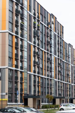 Kalabalık bir yerleşim bölgesinde, yüksek binalar çarpıcı bir ufuk çizgisi oluşturarak, konut arayan kentsel sakinlere kira ve ipotek olanakları sunuyor.