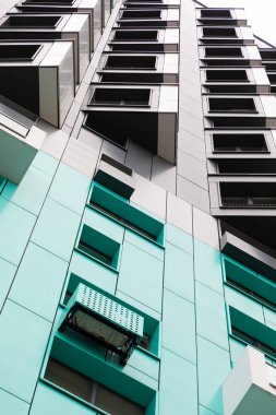 Bu yüksek katlı apartmanlar, kiracılık ve ipotek seçenekleri arasındaki seçenekleri vurgulayarak, hareketli bir yerleşim bölgesinde çağdaş mimariyi gözler önüne seriyor..