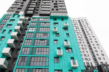 Manzara, şık mimari ve çağdaş yaşama odaklı sayısız kiralama olanaklarının yer aldığı canlı bir topluluktaki modern yüksek binaları vurguluyor..