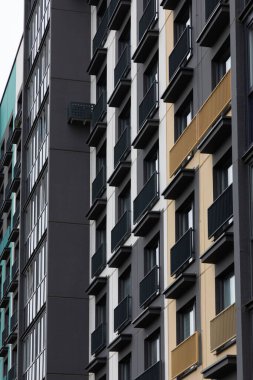 Modern yüksek katlı daireler yoğun bir yerleşim bölgesinde çeşitli mimari tarzlar sergiliyor. Bu binalar, kiralama ve mülkiyet de dahil olmak üzere farklı konut ihtiyaçlarını karşılıyorlar..