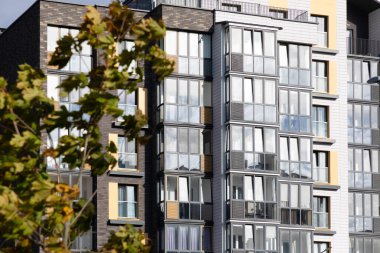 Konut alanında, kentsel yaşam alanlarında çağdaş bir yaşam tarzını yansıtan geniş pencereli lüks apartmanlar yer alıyor..