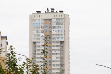 Bu yerleşim alanındaki yüksek apartman binaları, basitlik ve modern mimarinin karışımını gözler önüne sererek, kentsel yaşam dinamiklerini vurguluyor..