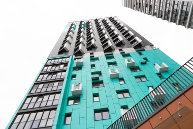 Yüksek katlı, çarpıcı bir apartman dairesi, hayat dolu bir mahallede ayakta duruyor. Kiralık konutlar ve müstakbel kiracılar ve alıcılar için finansal hususlar sergileniyor..